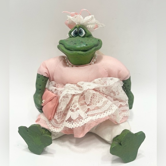 Country Folk Pinkykins Frog Shelf Sitter Decor 5.5” Toad Pink Resin Dress Fancy - Picture 6 of 6